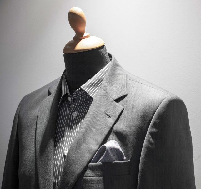 elegant-men-suit-on-mannequin-edit-HYV3ZFJ.jpg